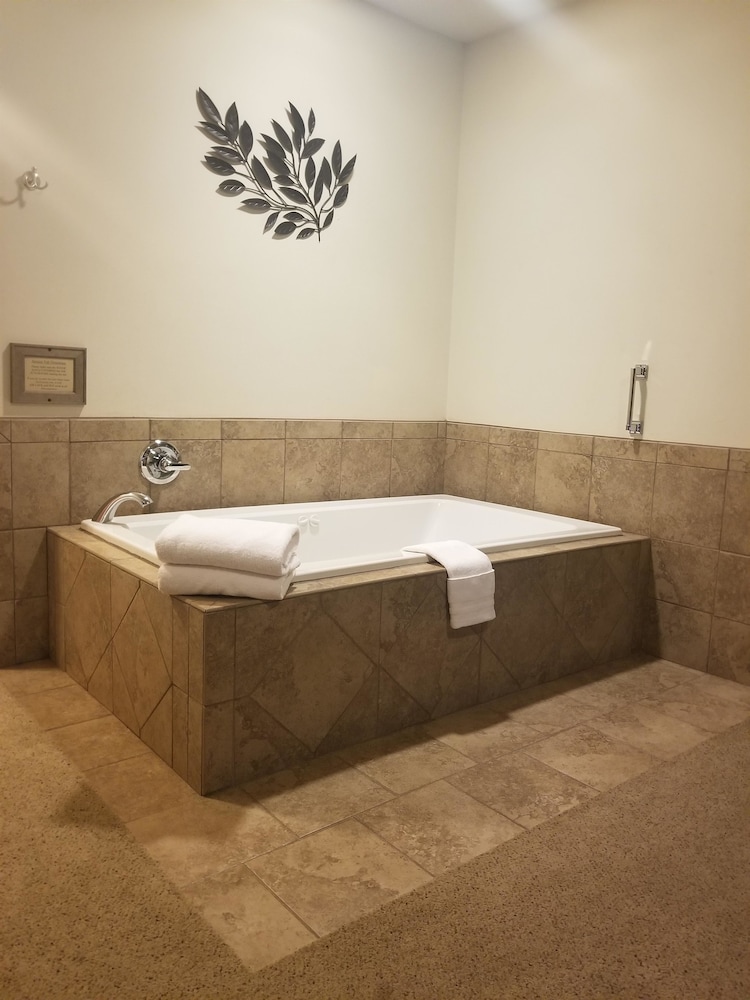 Grand View Inn & Suites - photo 8