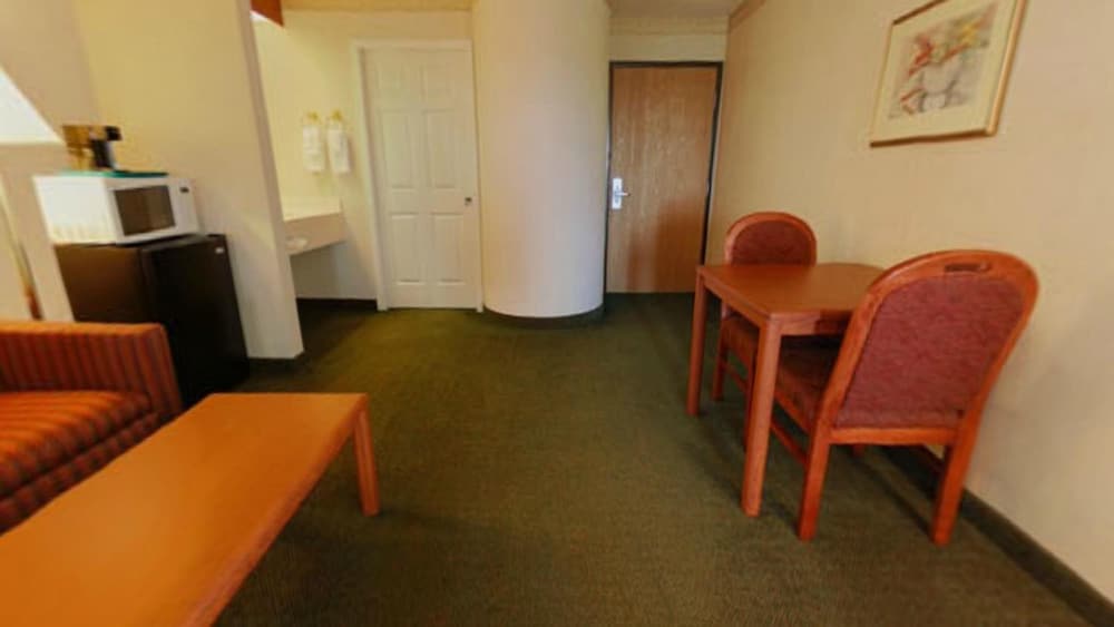 Syracuse Inn & Suites - photo 23