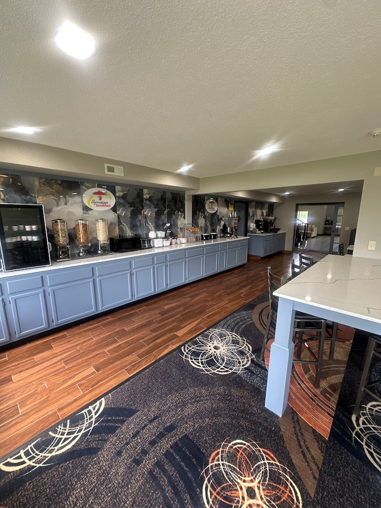 Super 8 by Wyndham Lake of the Ozarks - photo 23
