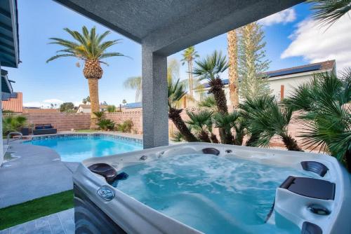 Vegas Oasis Close 2 Strip Private Hot Tub & Heated Pool