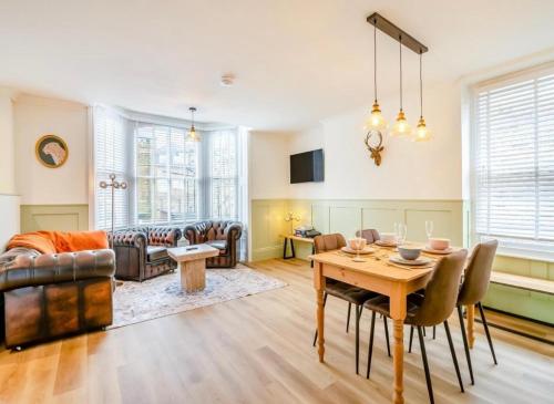 Betty's Townhouse Luxury 2 bed appt with parking