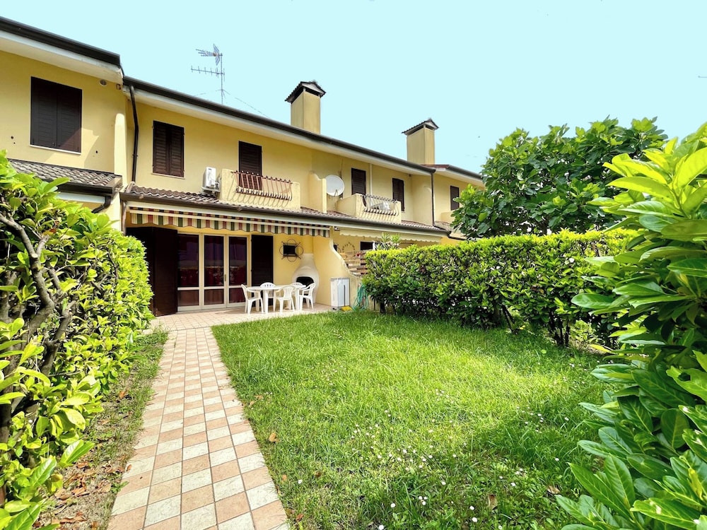 Spacious House With Garden and Pool — 4-Star Luxury Hotel in Caorle, Italy