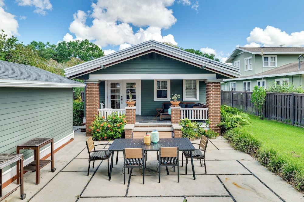 Renovated Stylish Retreat w Patio in Lakeland in Lakeland, United States