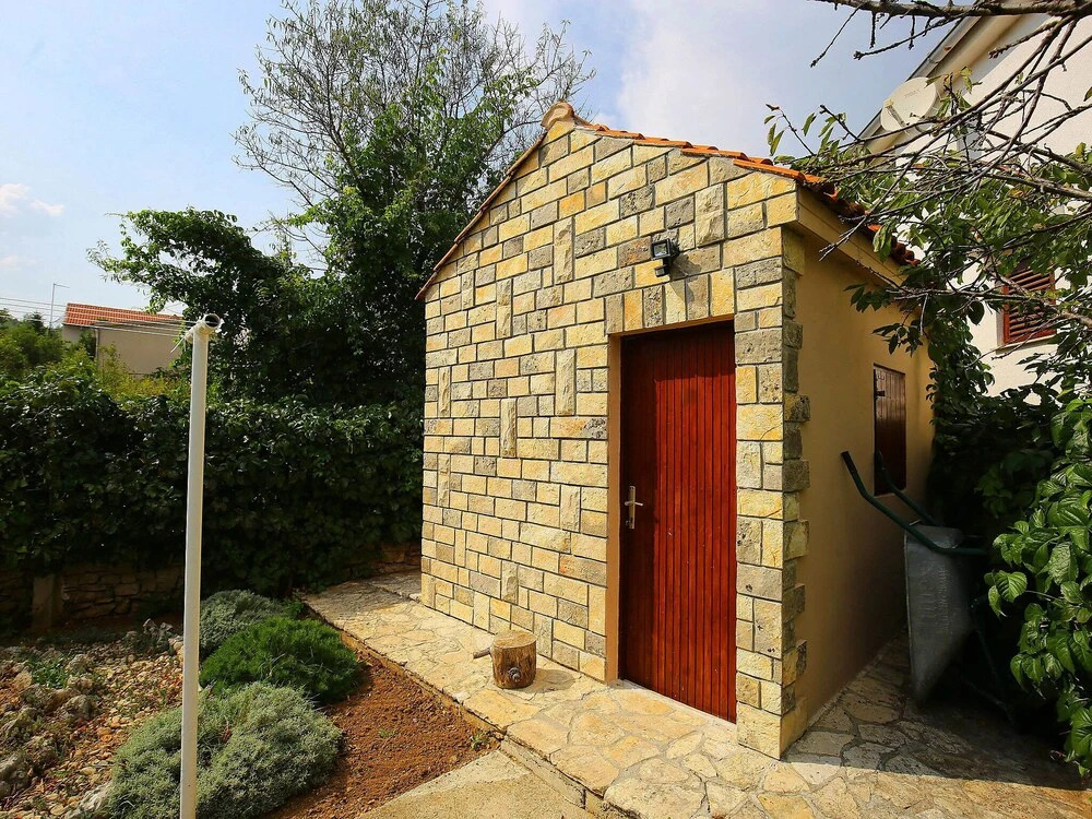 Milka Inh 32792 in Pridraga, Croatia