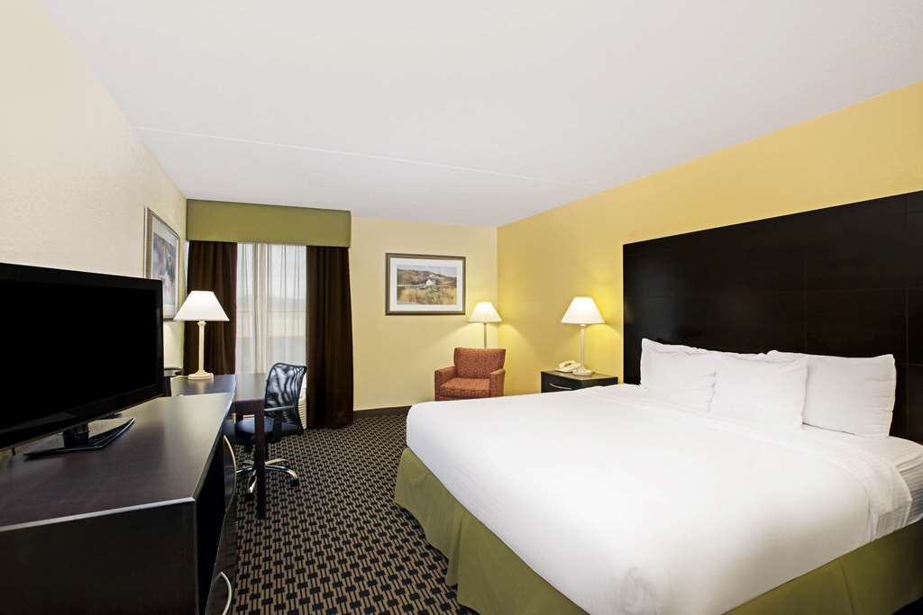 La Quinta Inn & Suites by Wyndham Salina - photo 31