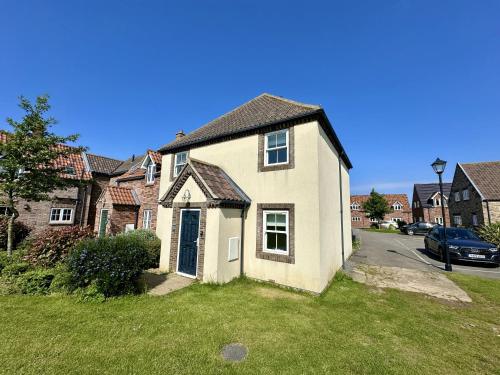 Dragonfly Cottage Part of the The Bay Filey Holiday Village with pool gym and direct beach access pub restaurant tennis and meadows walks — 4-Star Luxury Hotel in Filey, United Kingdom