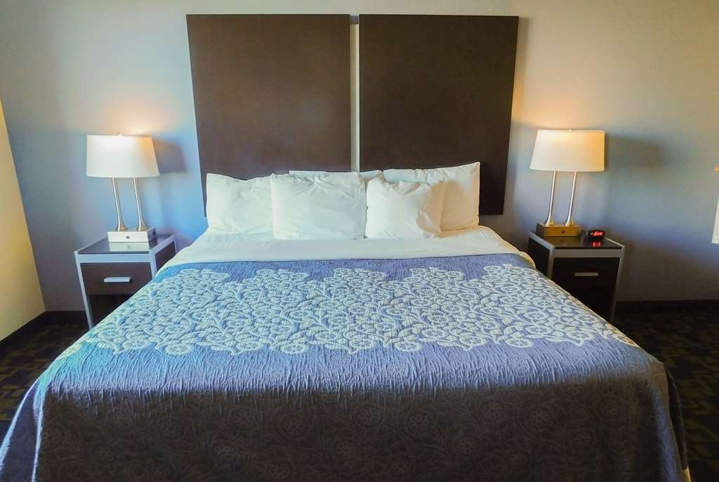Days Inn & Suites by Wyndham Pocahontas - photo 11