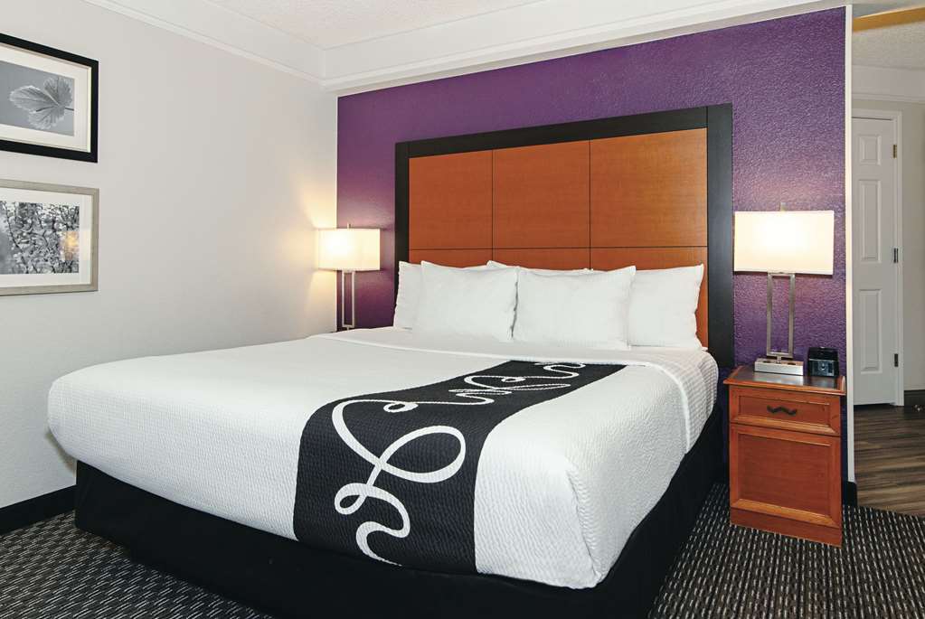 La Quinta Inn & Suites by Wyndham Ontario Airport - photo 14