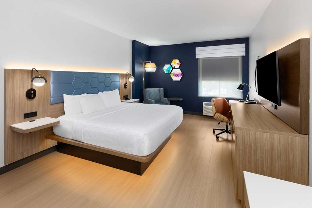 La Quinta Inn & Suites by Wyndham San Antonio Northwest - photo 29