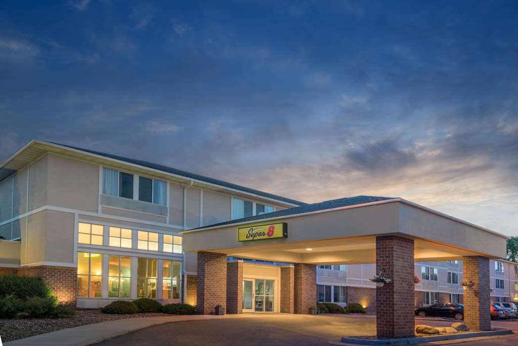 Super 8 by Wyndham Menomonie WI - featured photo