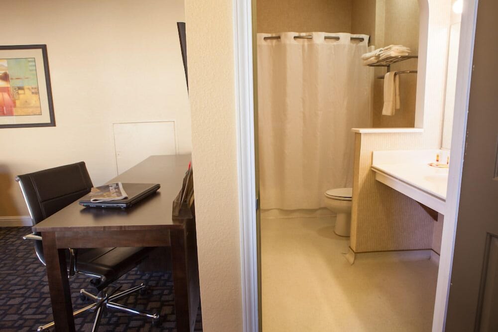 Marinwood Inn & Suites - photo 8