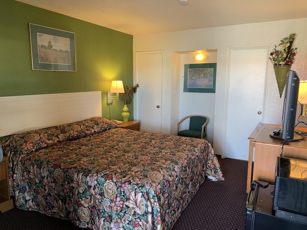 Budget Inn and Suites El Centro - photo 8