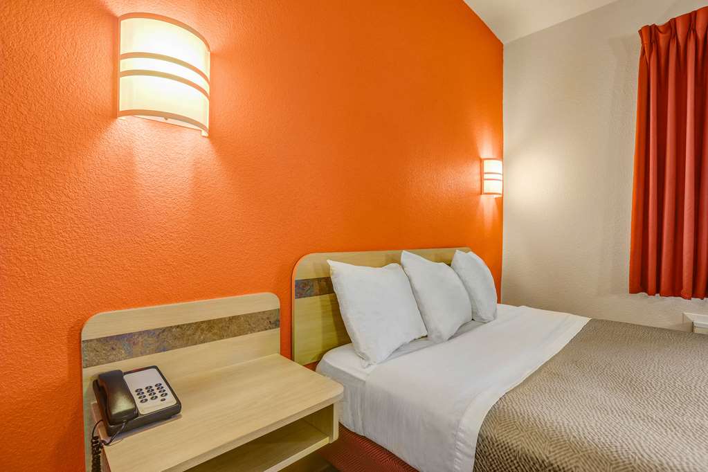 Howard Johnson by Wyndham Lemoore - photo 11
