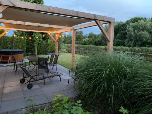 Villa Riverside met hottub eigen aanlegsteiger zwemtrap trampoline en kano's — 4-Star Luxury Hotel in Zeewolde, Netherlands