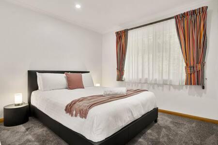 Lovely 2 Bed Home with views — 4-Star Luxury Hotel in Hobart, Australia