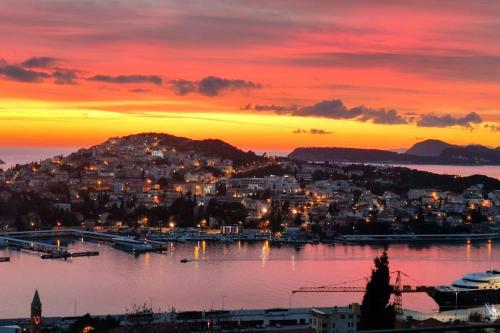 Sunset View Garden Taxioldtown5min Free Garage Voucher For Yacht Charter