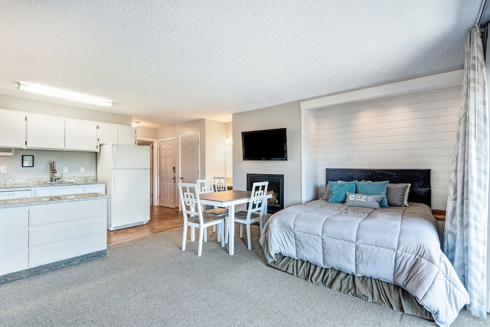Bend Riverside Inn & Suites - photo 95
