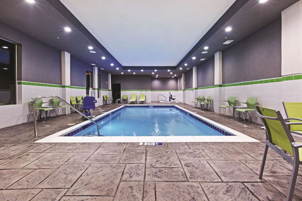 La Quinta Inn & Suites by Wyndham College Station South - photo 18
