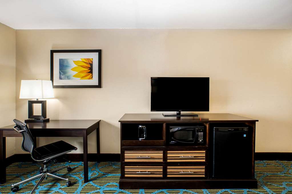 La Quinta Inn & Suites by Wyndham Emporia - photo 23