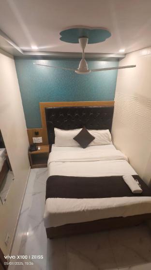 Hotel crest inn