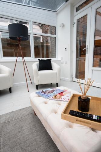 Family Friendly 3 Bed Home Downstairs Bath & Bed Perfect Long Stays NW3 — 4-Star Luxury Hotel in London, United Kingdom