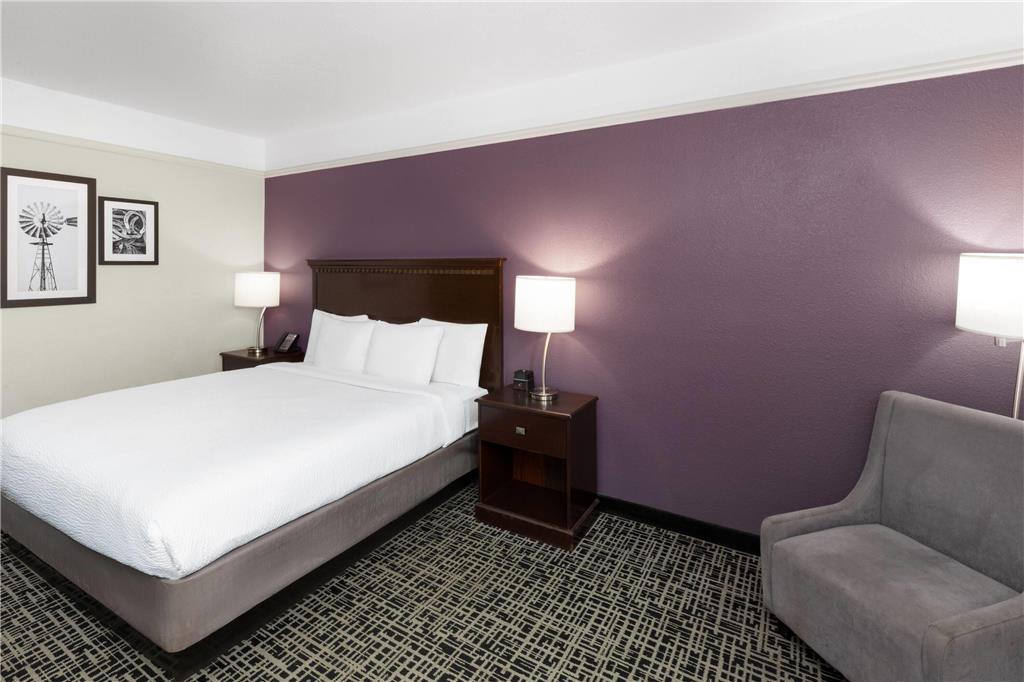 La Quinta Inn & Suites by Wyndham Brownwood - photo 17