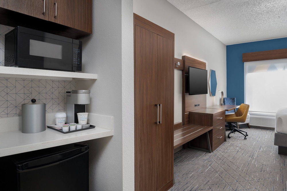 Holiday Inn Express Hotel & Suites Bentonville by IHG - photo 17