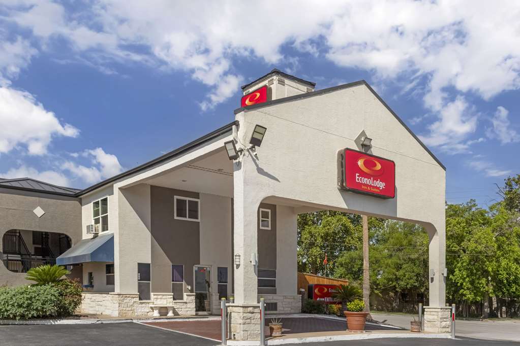Econo Lodge Inn & Suites Near Lackland AFB - photo 2