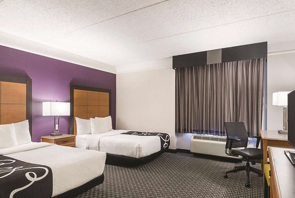 La Quinta Inn & Suites by Wyndham Univ Area Chapel Hill - photo 23