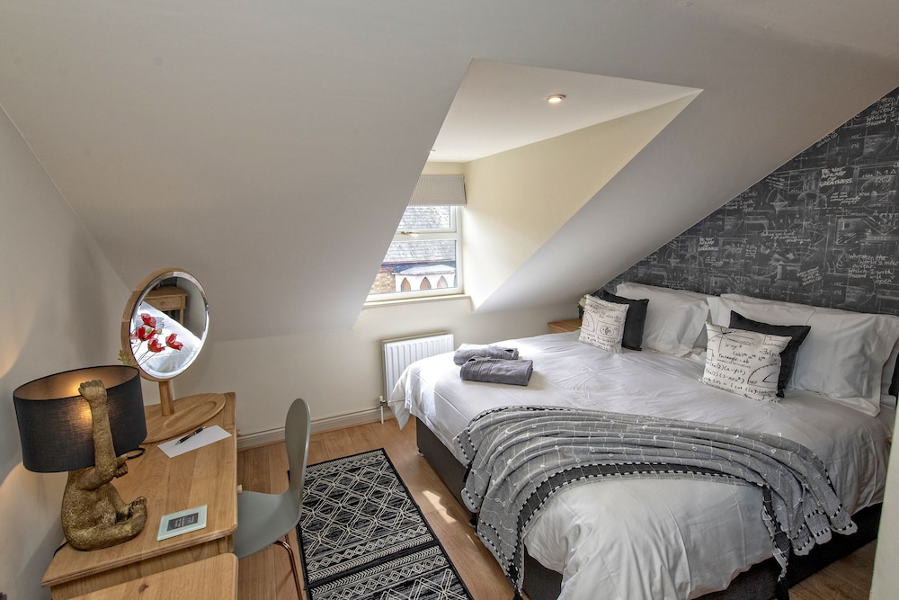 A very British house to stay 3 Bedroom — 4-Star Luxury Hotel in Oxford, United Kingdom