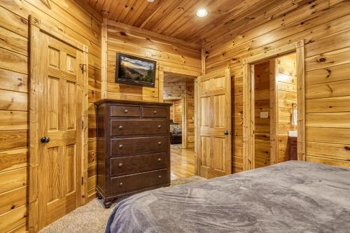Lazy Bear Lodge Hot Tub Resort Pool WIFI 1089 FREE tickets each paid day Dollywood and More - photo 35