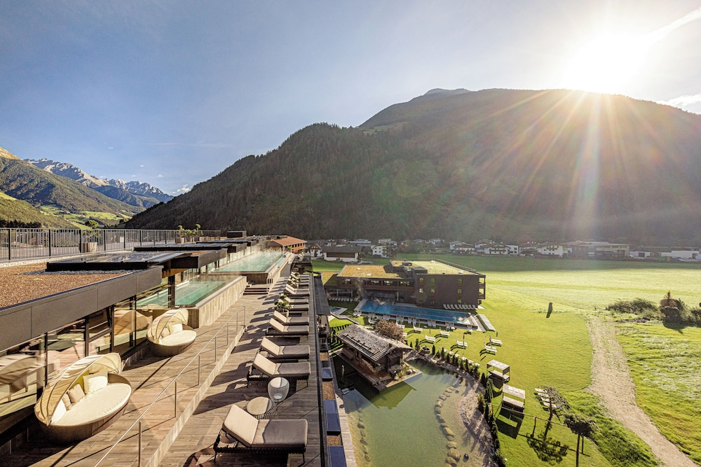 Alpine Luxury SPA Resort Schwarzenstein — hotel in San Giovanni