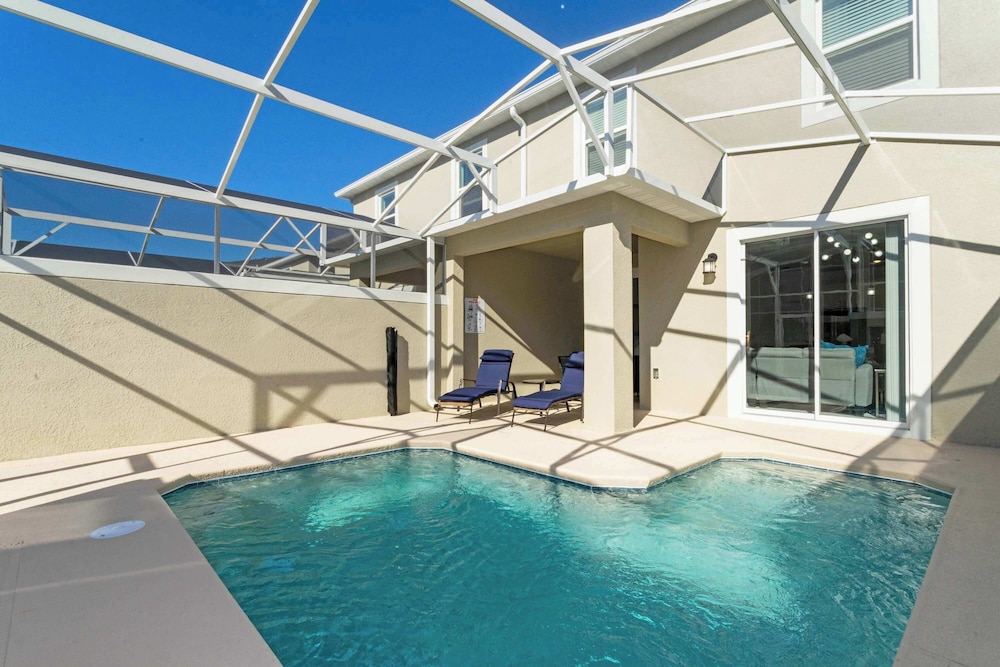 Stunning 4 Bd w Pool Close to Disney @ Champions Gate 990 — 4-Star Luxury Hotel in Davenport, United States