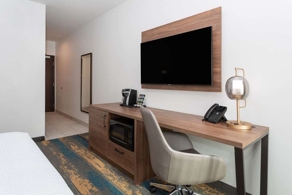 La Quinta Inn & Suites by Wyndham Galt Lodi North - photo 41