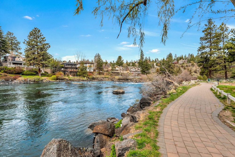 Bend Riverside Inn & Suites - photo 269