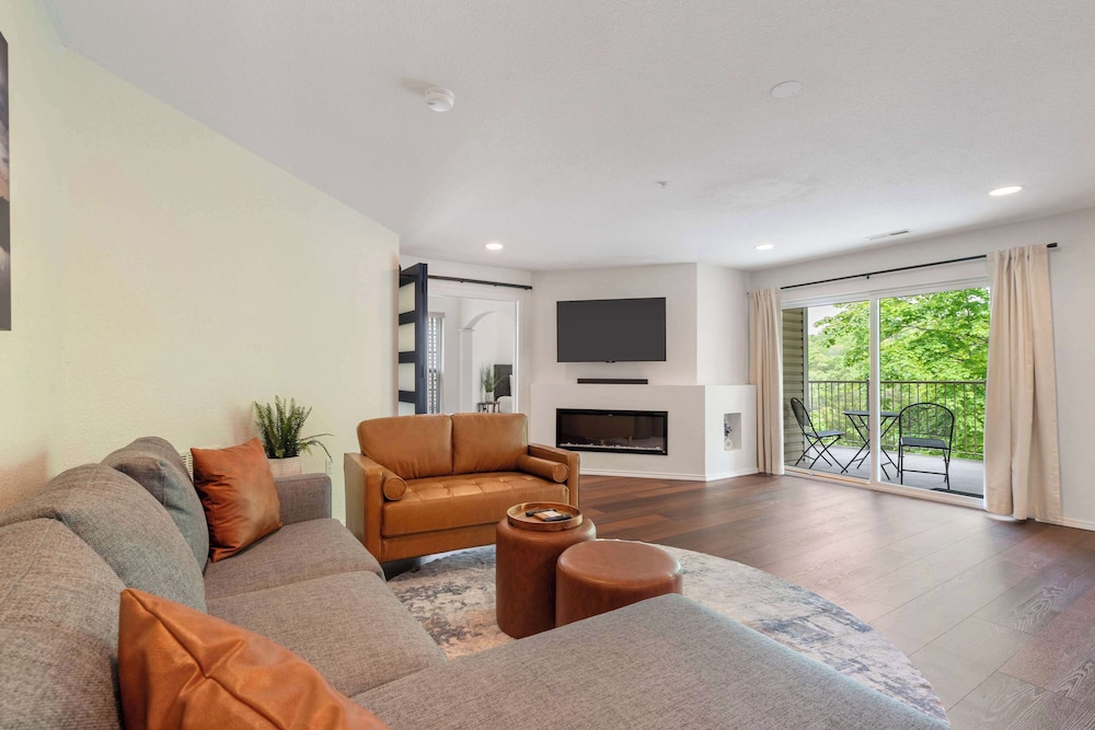 Lake It Easy Condo for 7 — 4-Star Luxury Hotel in Coney Island, United States