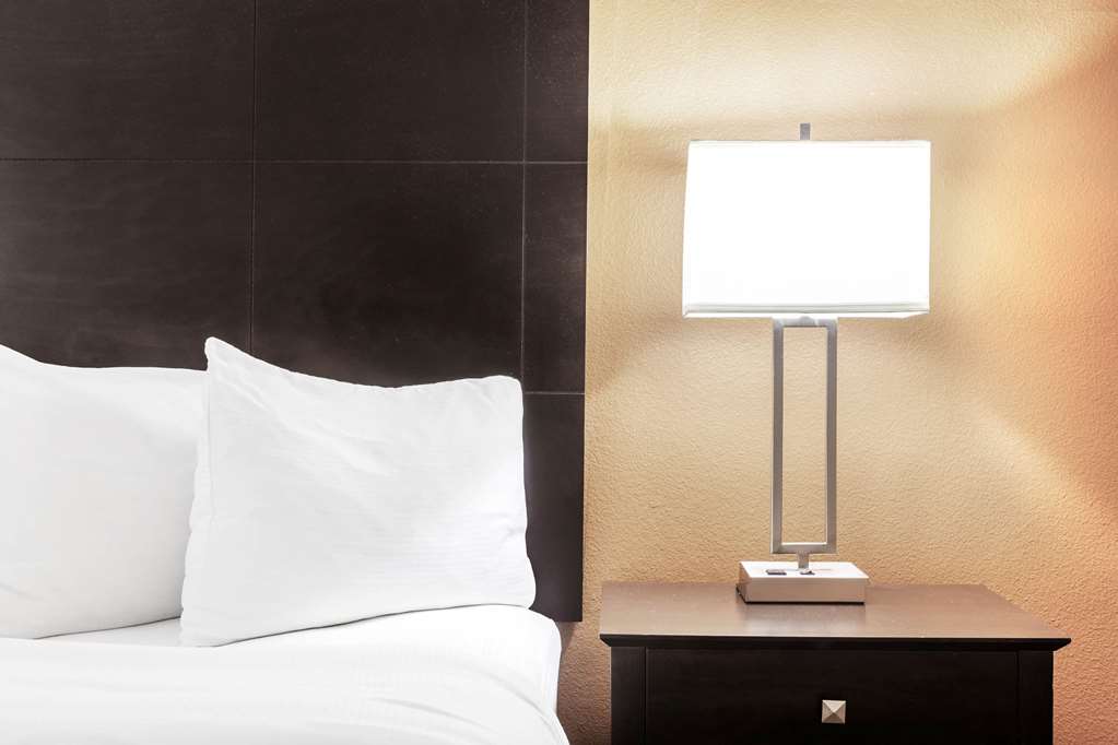 La Quinta Inn & Suites by Wyndham Beeville - photo 9
