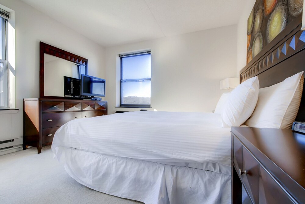 Global Luxury Suites at Tiverton Ave - photo 6