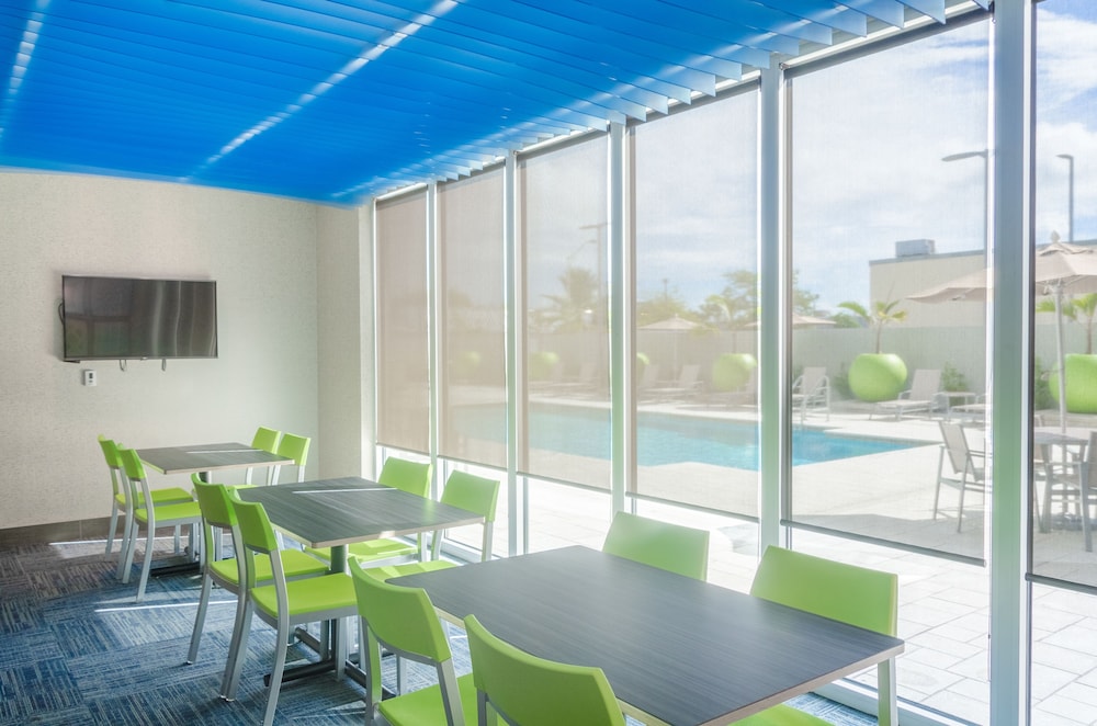 Holiday Inn Express & Suites Miami Airport East by IHG - photo 57
