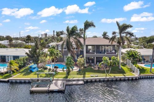 Waterfront Oasis1 blk to beach Kayaks Game room in Cocoa Beach, United States