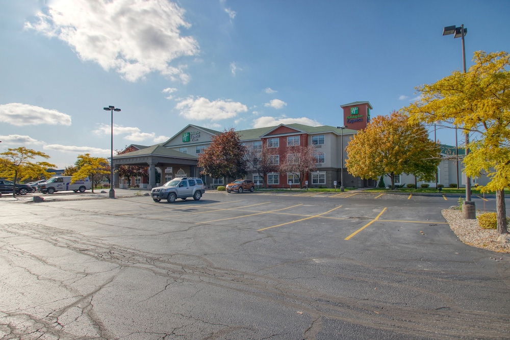 Holiday Inn Express Hotel & Suites Oshkosh by IHG - photo 74