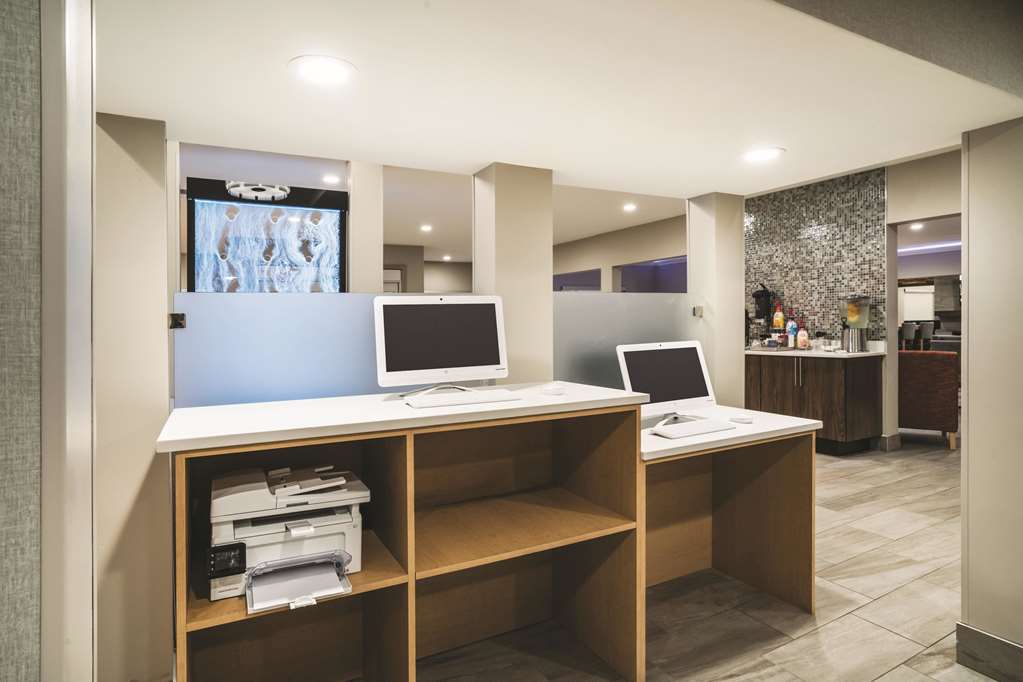 La Quinta Inn & Suites by Wyndham Chattanooga North Hixson - photo 37