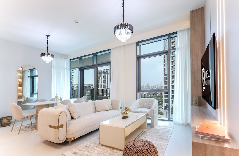 Elite LUX Holiday Homes Dubai Creek Oasis 2BR Luxe w Burj View — 4-Star Luxury Hotel in Dubai, United Arab Emirates