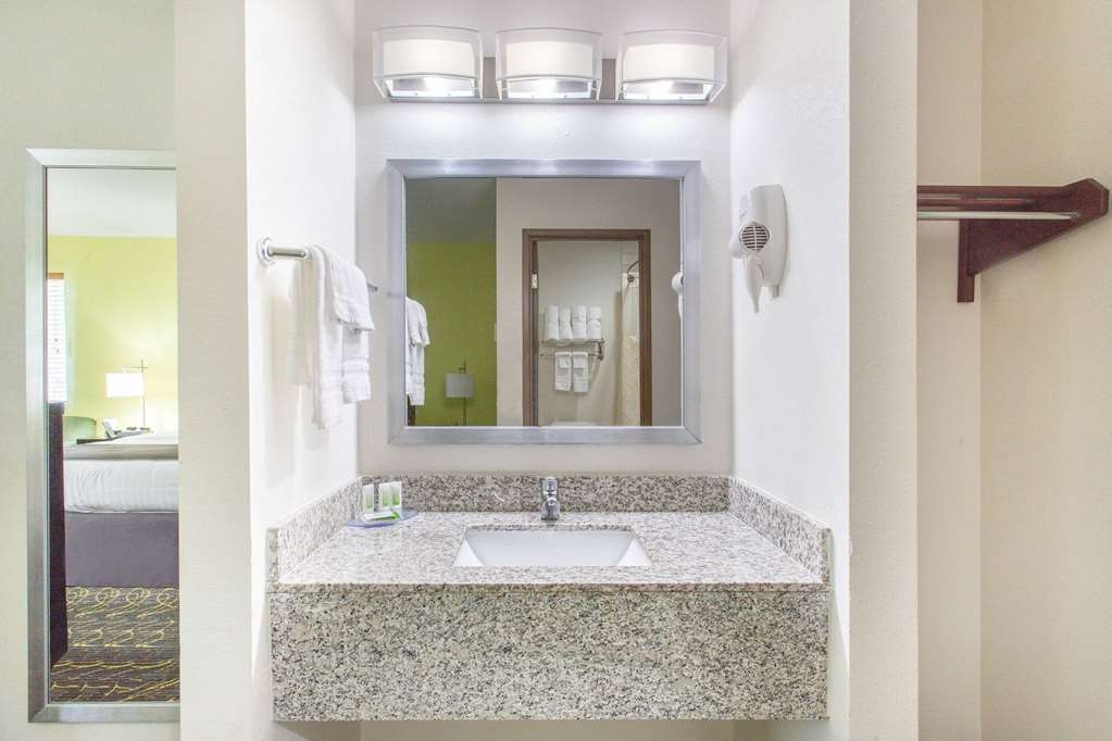 AmericInn by Wyndham Delafield Waukesha Milwaukee - photo 14