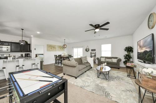 Family Friendly 4 Bed & 2 Bath Oasis with Fully Equipped Kitchen & Relaxing Vibes — hotel in Brookshire