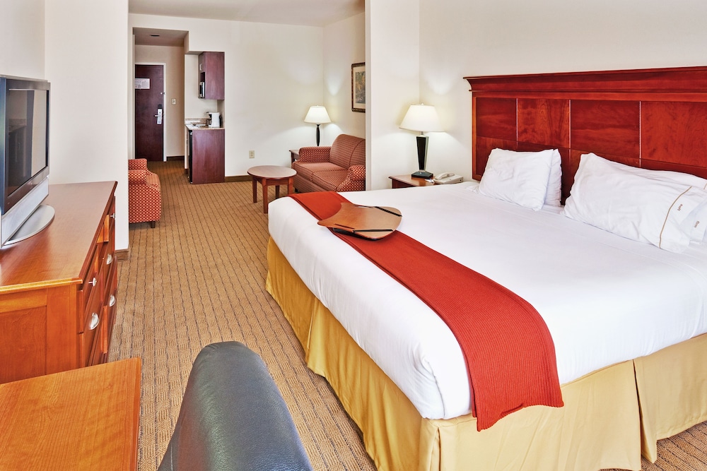Holiday Inn Express Hotel & Suites Dyersburg by IHG - photo 12