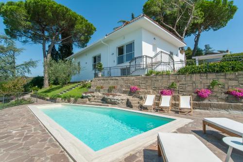 Villa Sul Lago a 35 Minuti Da Roma — 4-Star Luxury Hotel in Trevignano Romano, Italy