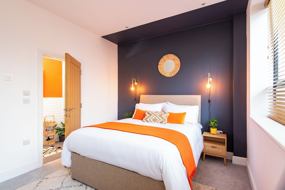 Stunning 2 Bed Apartment Sea Views and Parking — 4-Star Luxury Hotel in Worthing, United Kingdom