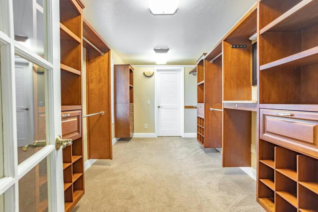 Spacious Stay Near Airport Downtown & Ski Resorts — hotel in North Salt Lake