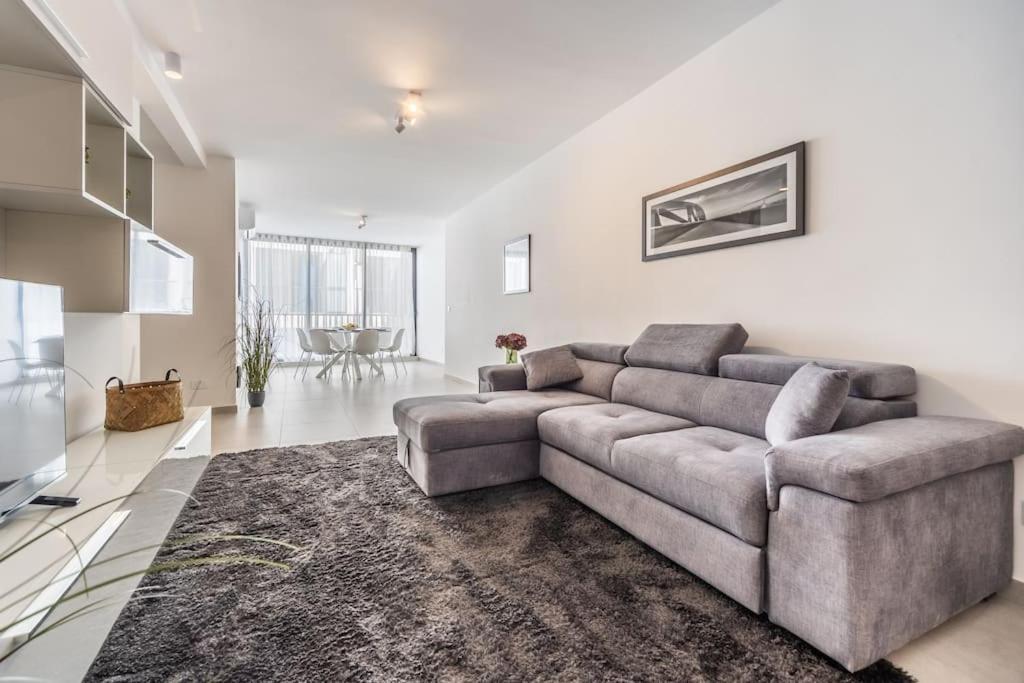 Restful Retreat Modern apartment & large spaces — 4-Star Luxury Hotel in Imsida, Malta
